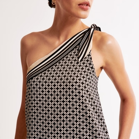 Abercrombie & Fitch Black and White One-Shoulder Maxi Dress - Picture 3 of 15